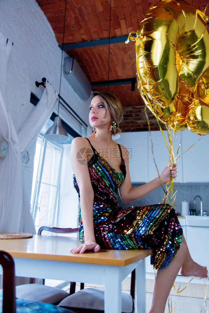 30岁生日时带着气球的年轻女子图片