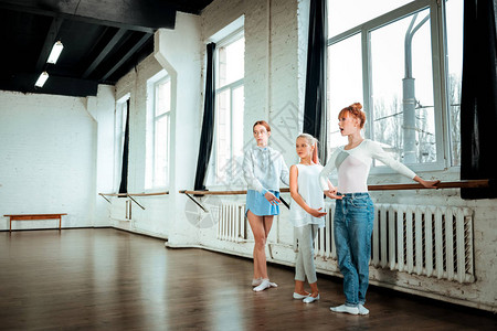 第三个芭蕾位置红发体操老师和她的学生站在第三个芭蕾舞位置时图片