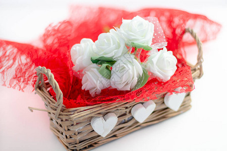 白色背景的玫瑰和红心情人节背图片