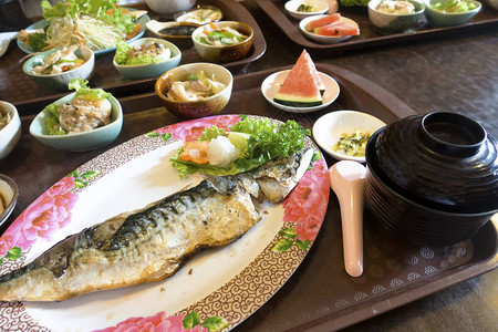 日式套餐盐烤沙巴鱼图片