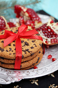 巧克力饼干系着一条红丝带圣诞节背景图片