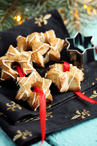 巧克力饼干绑了红丝带礼物在木制背景上圣诞背景图片