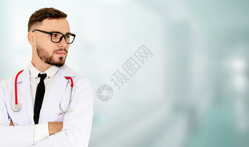 在医院工作的年轻男医生医疗保健和医生图片