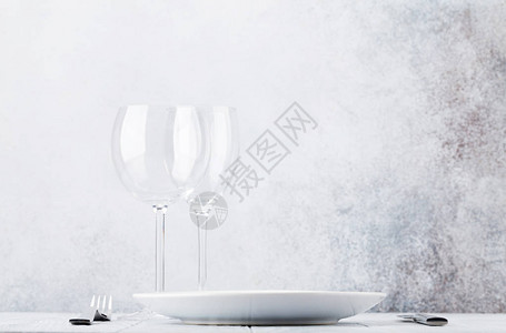 用餐具和杯子装餐盘带餐具和眼镜使用图片