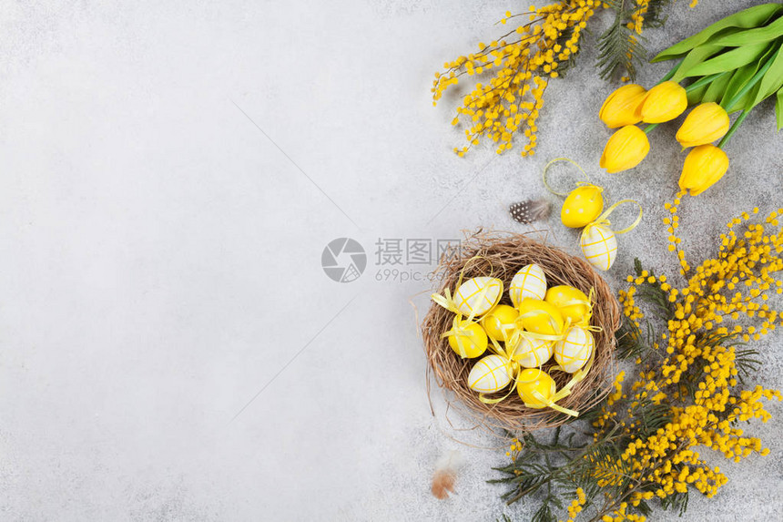 蜂巢中的鸡蛋和黄色花朵中的鸡蛋复活节贺卡顶端风景图片