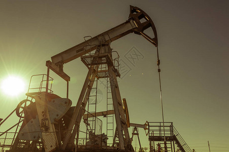 石油和天然气行业平台上的油泵钻机操作图片
