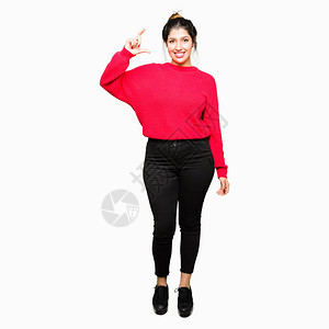 年轻美女穿着红色毛衣和包子微笑图片