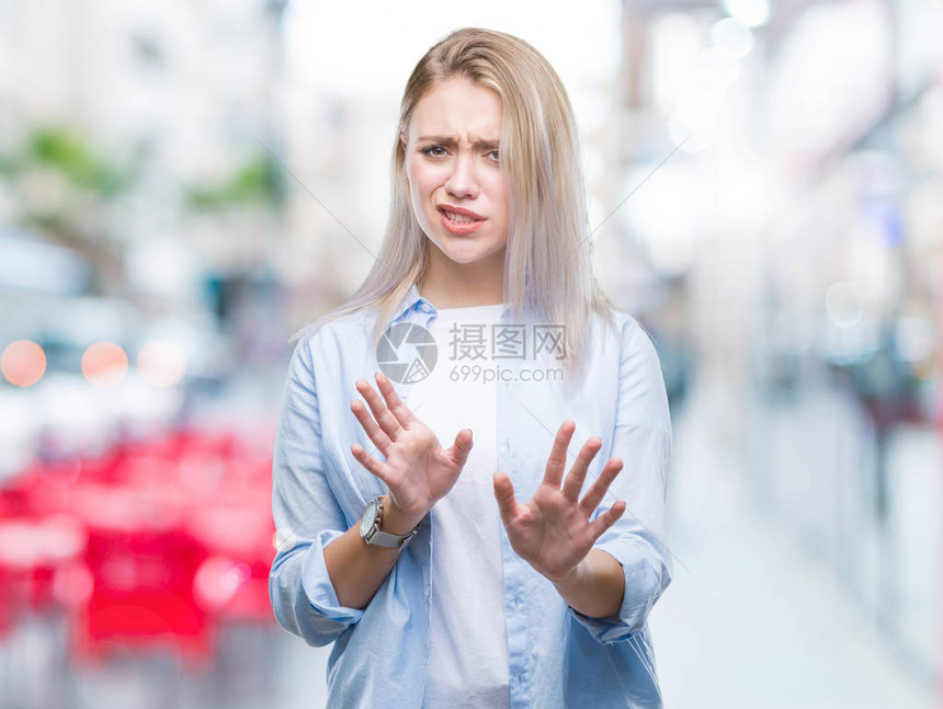 与世隔绝背景的金发年轻女子因为反感而到厌恶不高兴和恐惧地面对厌恶图片