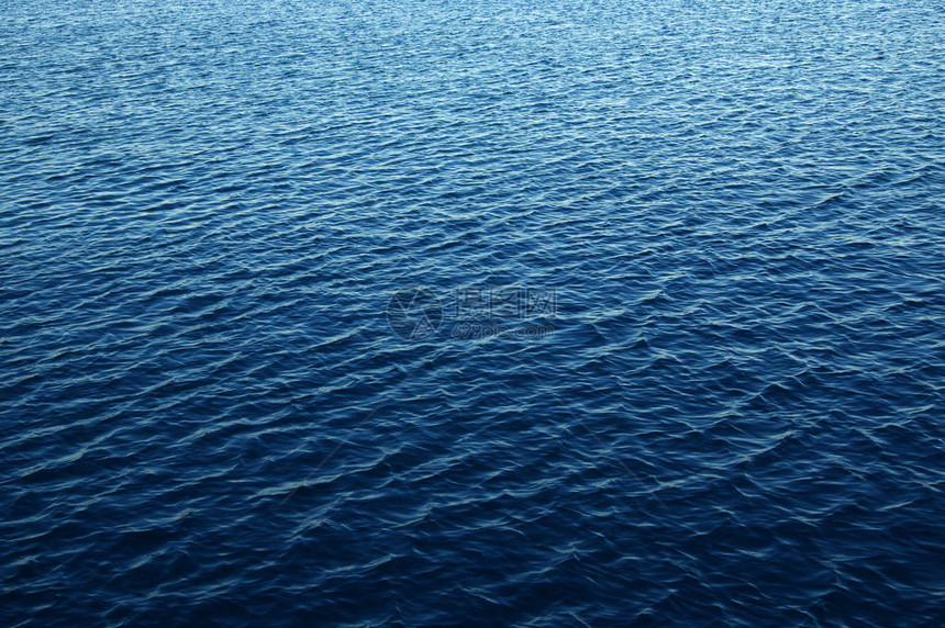 与波浪的蓝色海面水背景图片