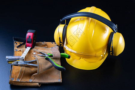 建筑工人的头盔和配件在施工现场工作所需的配图片