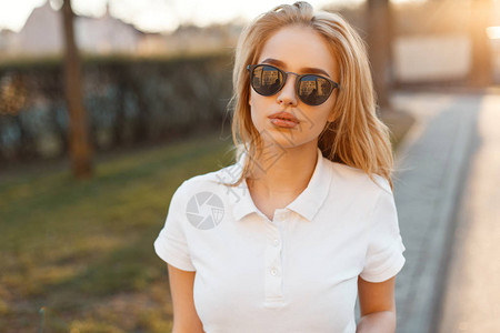 时尚美丽的年轻时髦女人穿着时髦的太阳镜图片