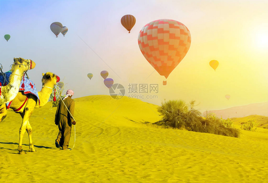 旅游景点热空气球在迪拜飞过冒险日落沙滩漠图片