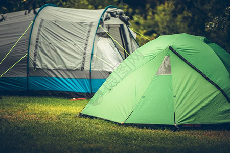 在帐篷里度过暑假露营图片