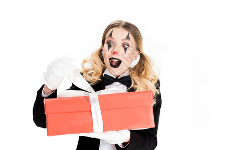 女兴奋的小丑拿着礼物盒的女小丑图片