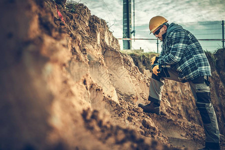 白种人建筑工人检查建筑图片