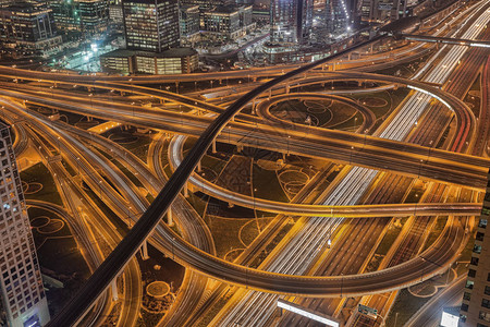 迪拜夜间高速公路在阿拉图片