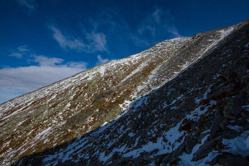 从斯洛瓦基亚的克里万山峰山脉覆盖在冬季积雪和低云图片