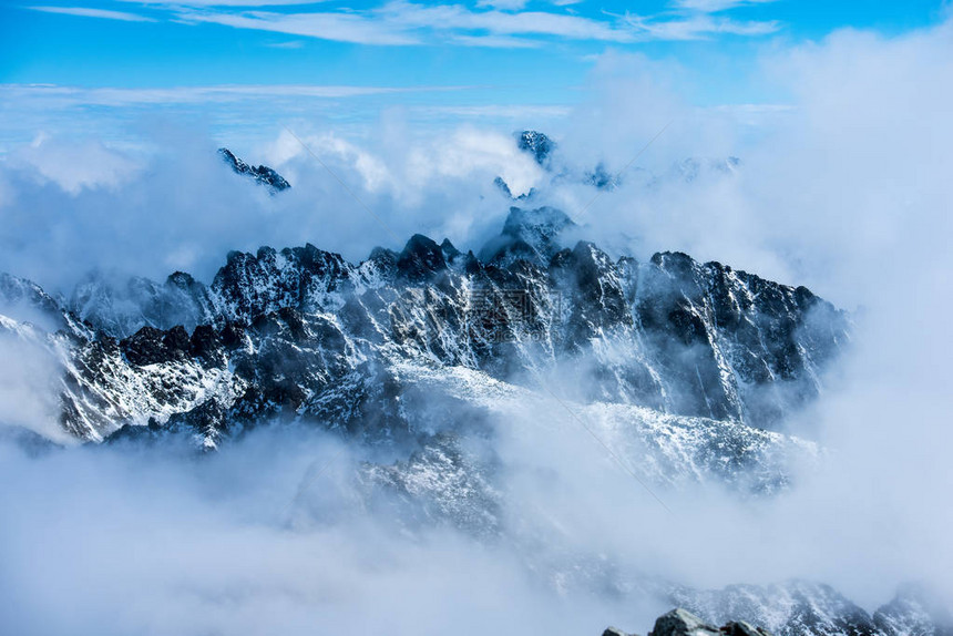 从斯洛瓦基亚的克里万山峰山脉覆盖在冬季积雪和低云图片