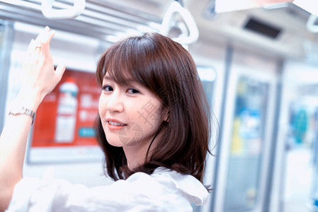地铁上的日本女人在Tokio的地铁图片