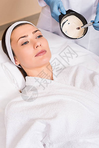 在美容院睡在浴袍和发带上的妇女时图片