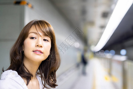 站台上等地铁的年轻通勤者图片