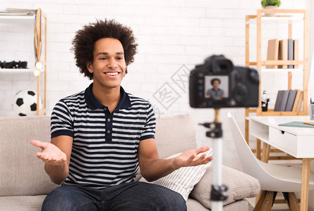 年轻男博客男孩在家录制影片时背景图片
