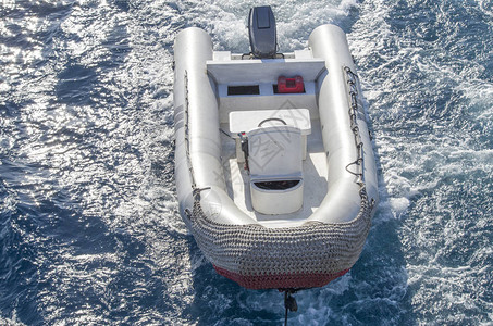 海上救援充气船在赫尔加德被图片