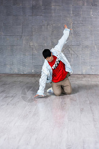 地板上的年轻英俊的舞者时尚的说唱舞者在地板图片