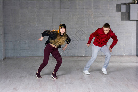 两位年轻舞蹈家表演的嘻哈舞图片