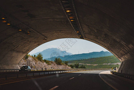 尾端有美丽的高山风景的高速公路隧图片
