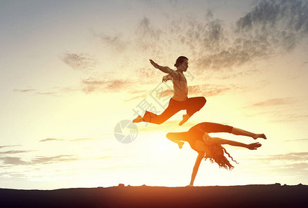 一群体操运动员一起跳背景图片