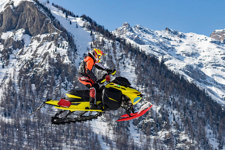 雪地摩托的极限冬季运动图片
