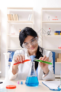 在实验室工作的女化学家图片