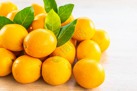 木桌上新鲜橙子水果图片