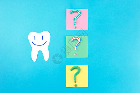 牙膏中问号的符号复制文本的空间牙膏选择概念牙科保健的概图片