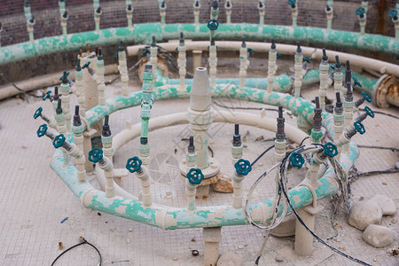 喷泉的管道和照明射流工程系统在夏季排水以进图片