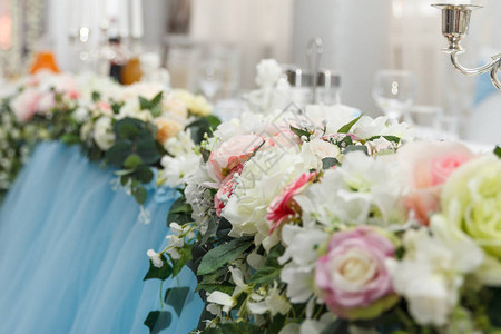 桌上有蜡烛和天使的鲜花婚礼装饰图片