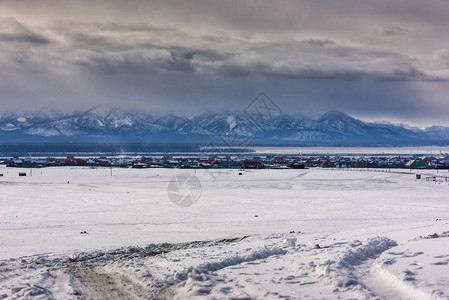 冬季村庄风景雪覆盖山丘嘴唇图片