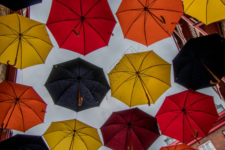 五颜六色的雨伞从天而降图片