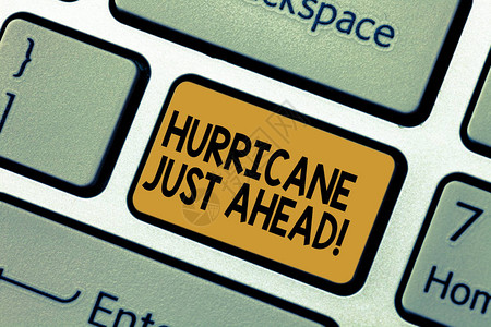文字书写文本飓风即将来临强烈热带气旋的商业概念即将登陆地键盘意图创建计算机消息按背景图片