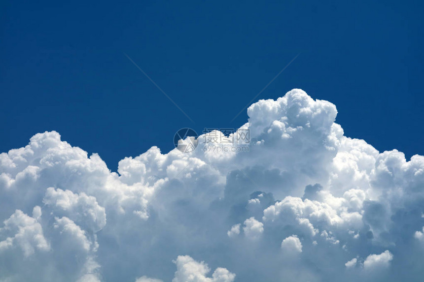 精密的美丽云层清蓝天图片
