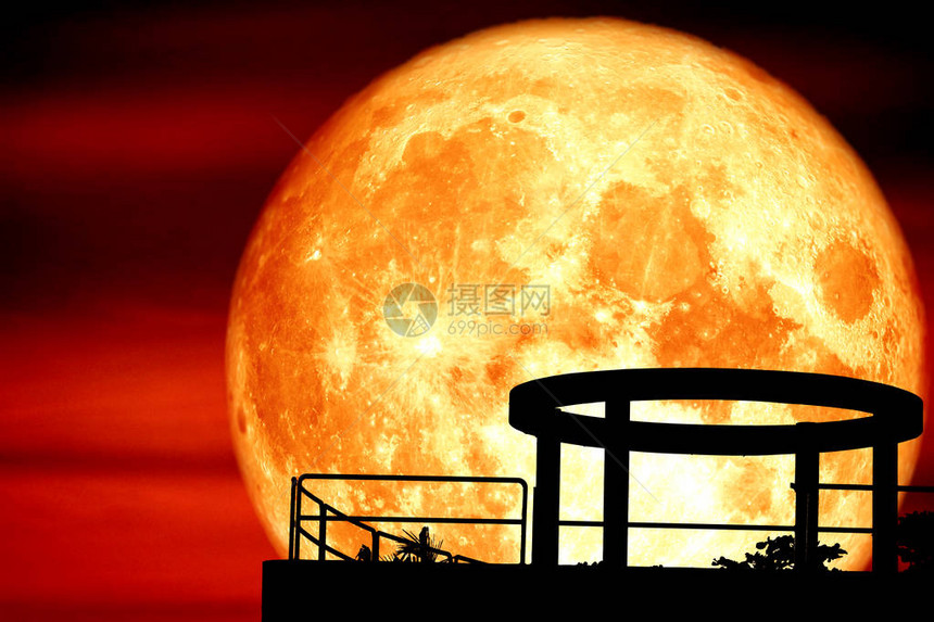 由美国航天局提供的这张图的元件红天之顶上的太阳光环绕着月亮满图片