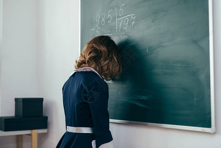 女学生额头站在黑板上图片