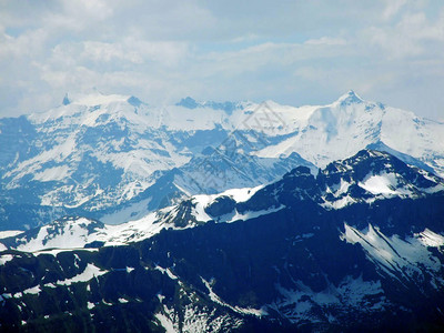 瑞士格拉鲁斯州瓦伦西湖上方格拉鲁斯图片