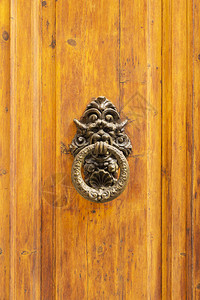 一扇复古棕色木门的正面图图片