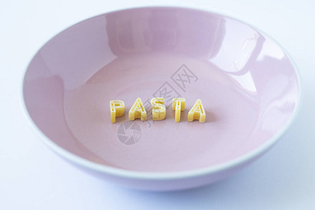 pasta这个词是用粉色盘子上真正的意图片