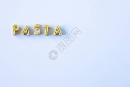 pasta一词由白色表面的真正的意大利面字母组成图片