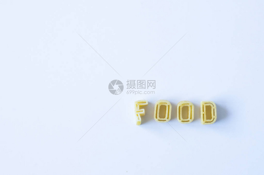 食物一词由白色表面上真实的意大利面字母组成背景在左边复制空间info图片