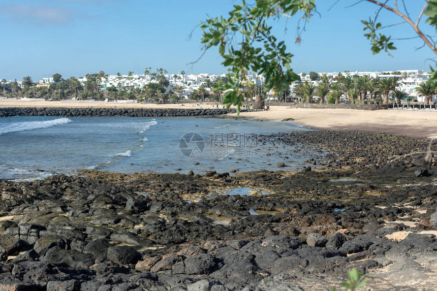 低潮期的石块打开在科斯塔德吉兹海滩西班图片