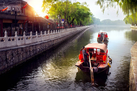 北京什刹海区前海北京运河上的中图片